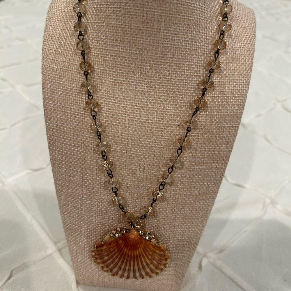 Elegant Shell and Crystal Pendant Necklace
